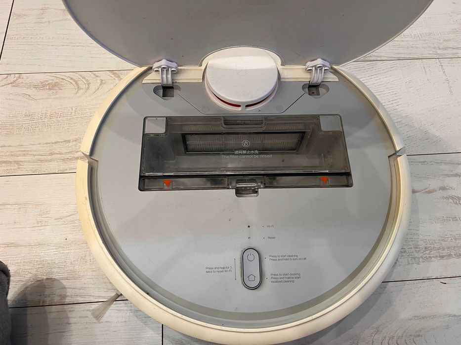 Продам робот-пилосос Xiaomi Mi Robot Vacuum (модель SDJQR02RR)