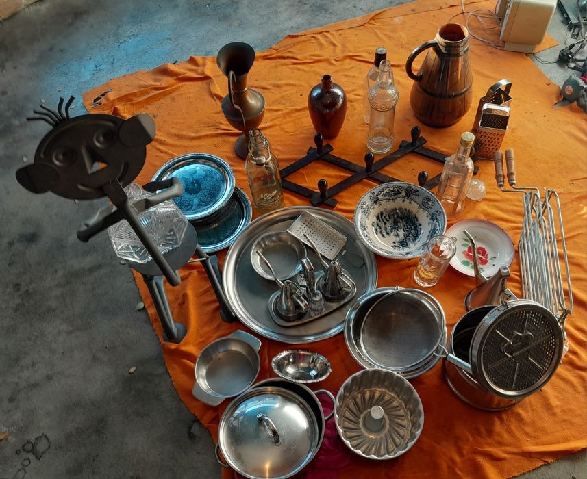 Louças e outros Utensílios de cozinha usados . Garrafas. E muito mais
