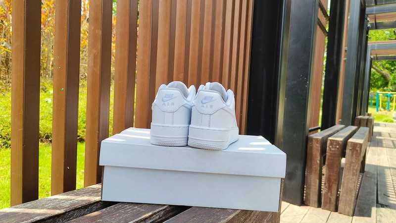 Nowy i oryginalny Nike Air Force 1 Low '07 White EU36