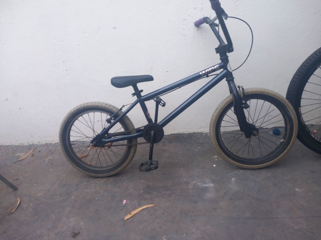 Bmx azul pequena