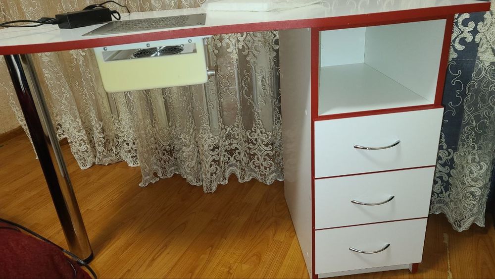 Стіл манікюрний з вбудованою витяжкою.