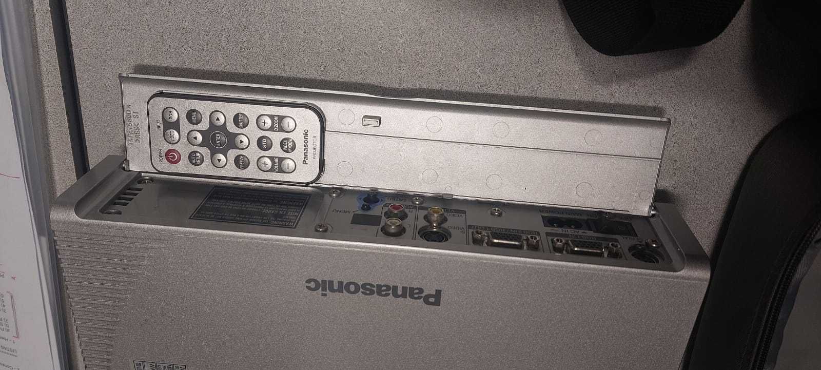 Videoprojector PANASONIC + Tela de projeção retrátil