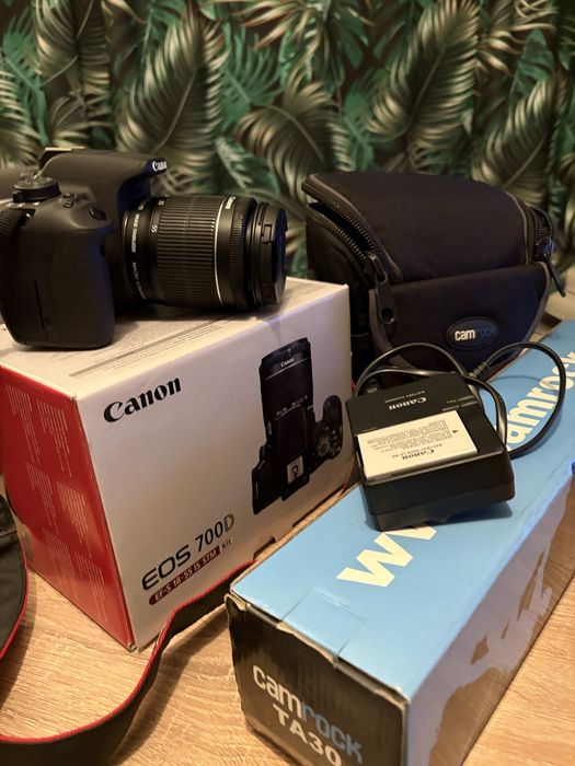 Aparat Canon EOS 700D.
