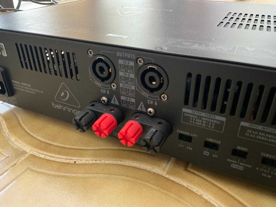 Amplificador de potência estéreo Behringer KM750 — excelente estado