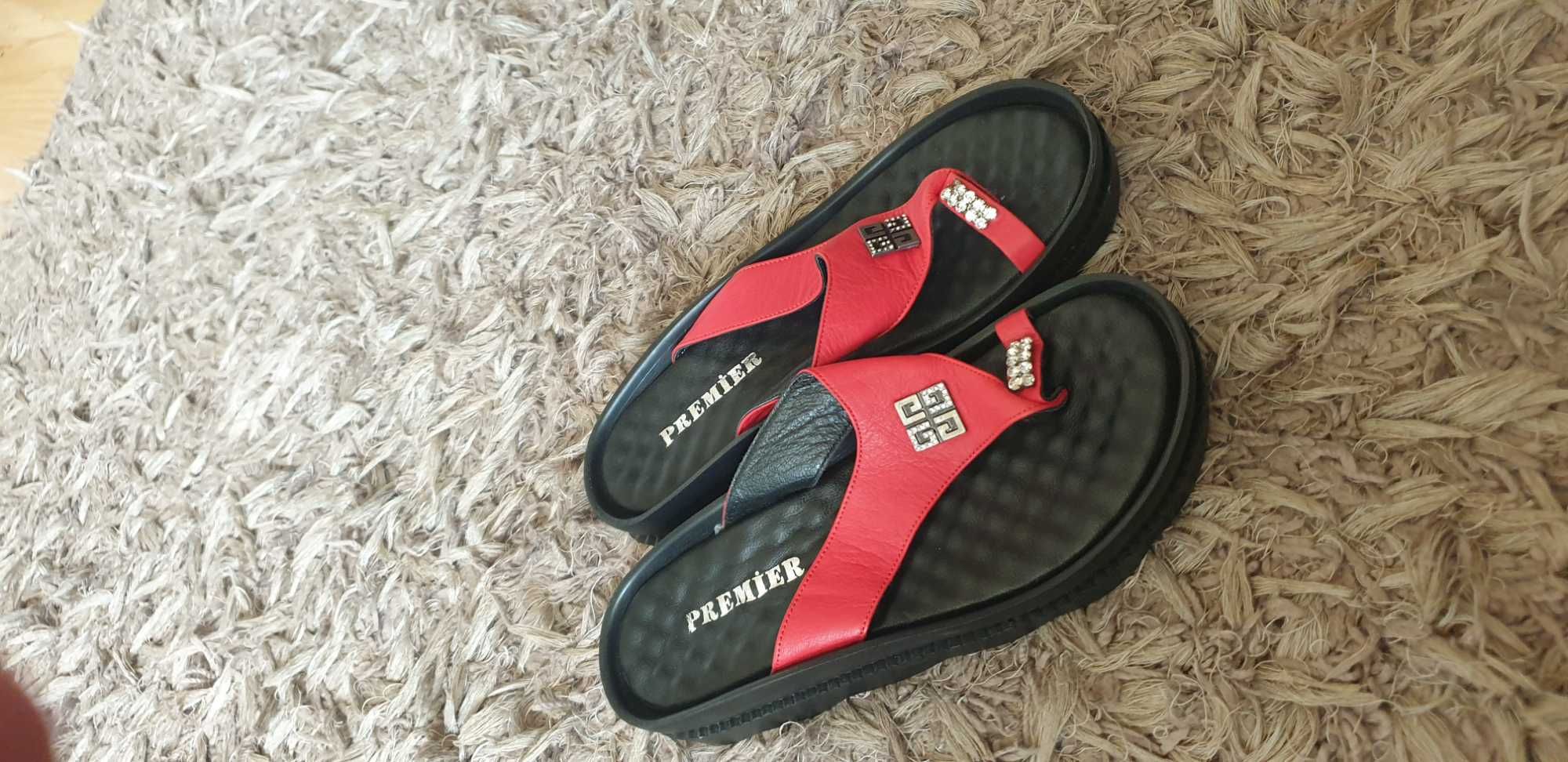 Skórzane czerwone japonki
