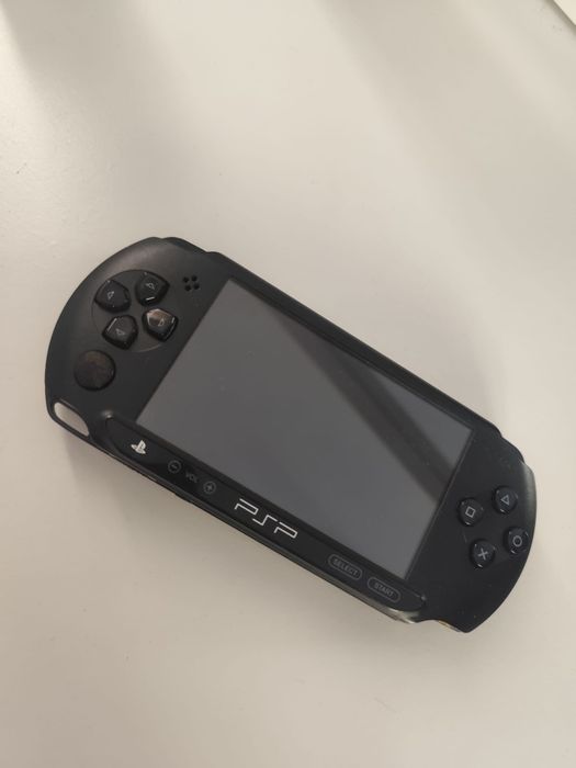 Sony PSP-1004 – zestaw z grami, kartą 2 GB i futerałem