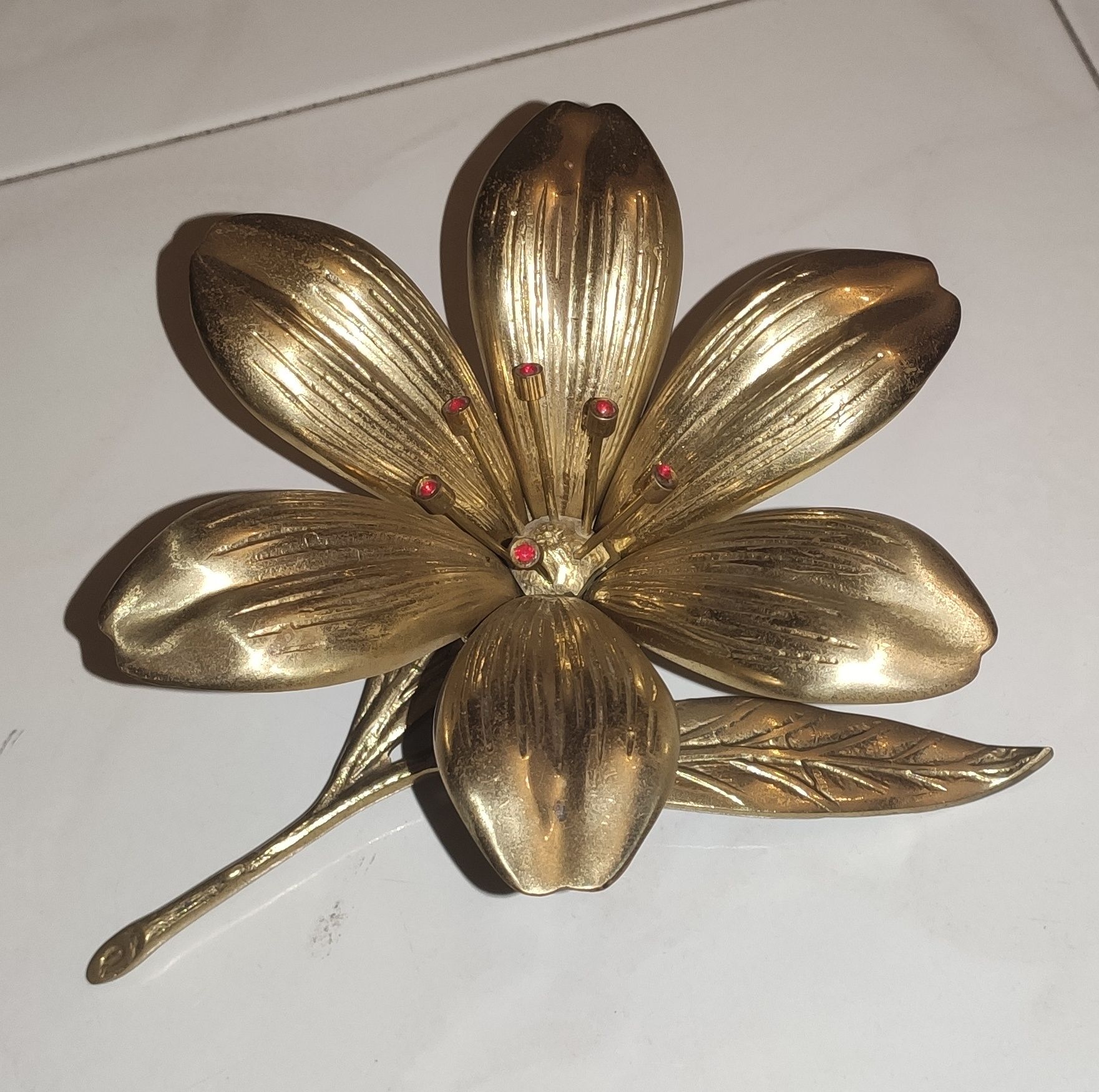 Flor de lótus em bronze para cinzeiro