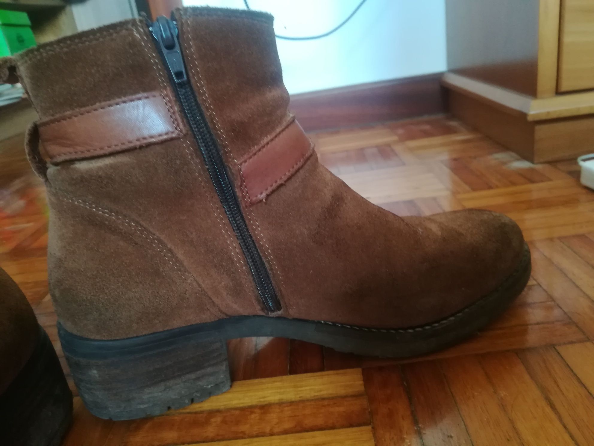 Botas castanhas em pele