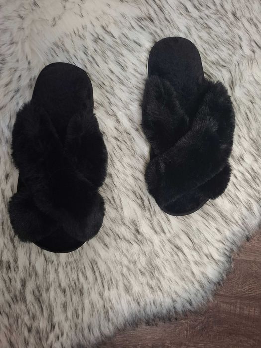 Czarne futrzaste klapki (721)
