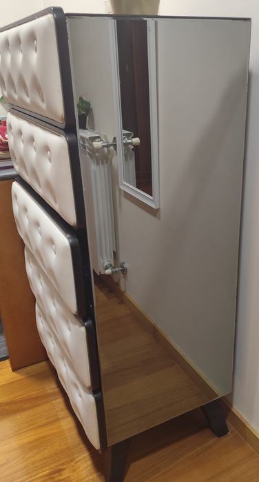 vendo camiseiro em espelhos e almofadado moderno