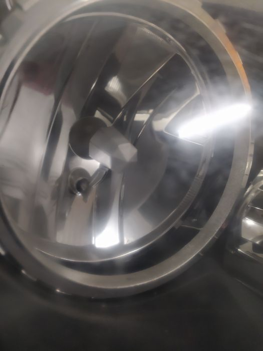 Farol de carro (desconheço marca)