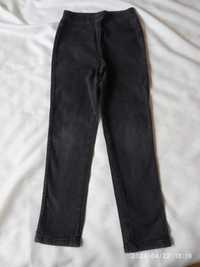 Spodnie jeansowe z dodatkiem lycry,
firmy  GEORGE  r. 135 - 140.
