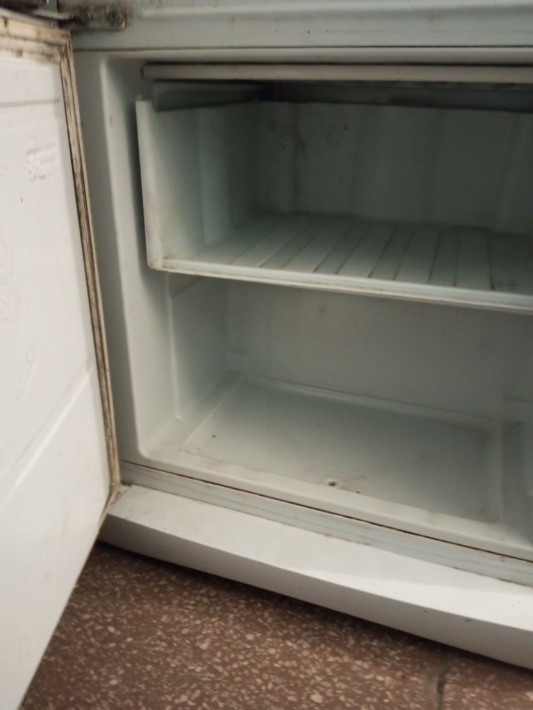 Холодильник indesit, на запчастини