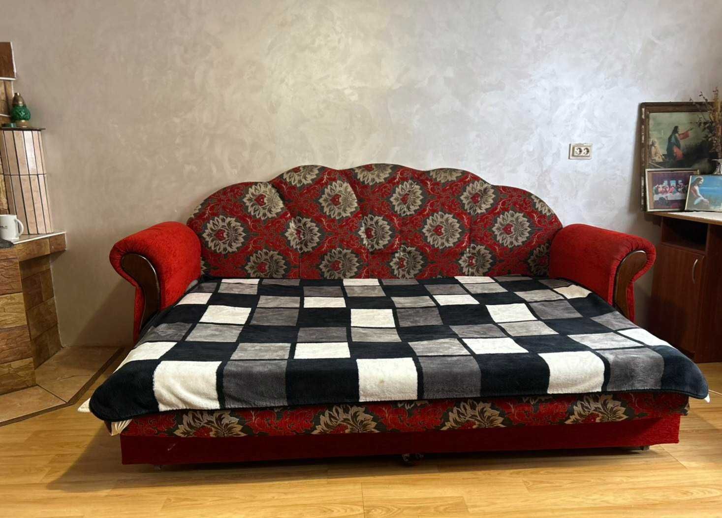 Продам диван в хорошому станi розкладний.
