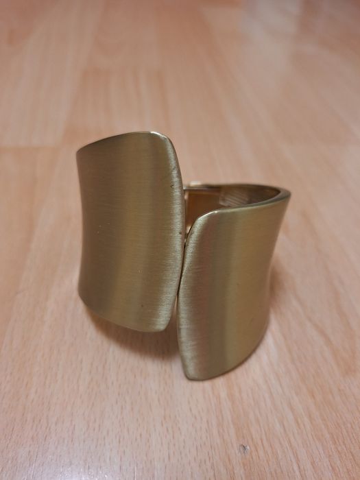 Прикраси ручної роботи.