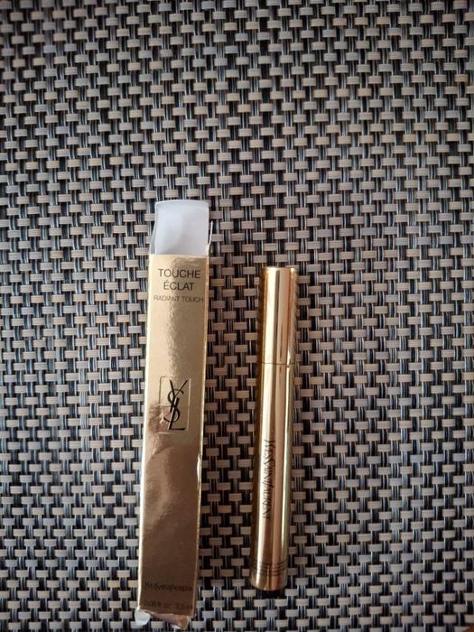 Korektor rozświetlający Touche Eclat Radiant Touch
