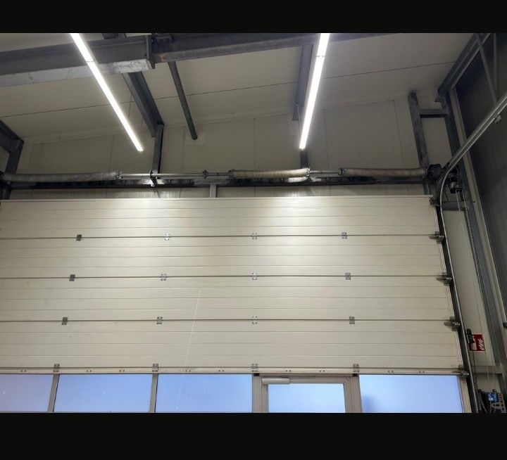 Brama z drzwiami Hormann 550x400 segmentowa garażowa panelowa aluminio