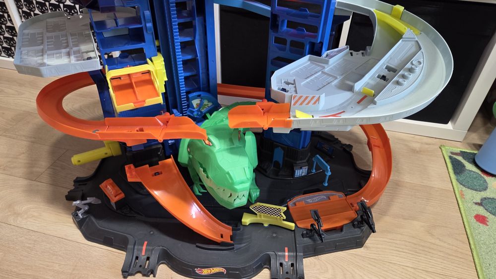 Zestaw Mattel Hot Wheels City GJL14 Mega Garaż Atak Dinozaura T-Rex