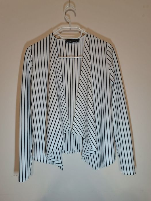 34 Reserved narzutka marynarka żakiet blazer biała