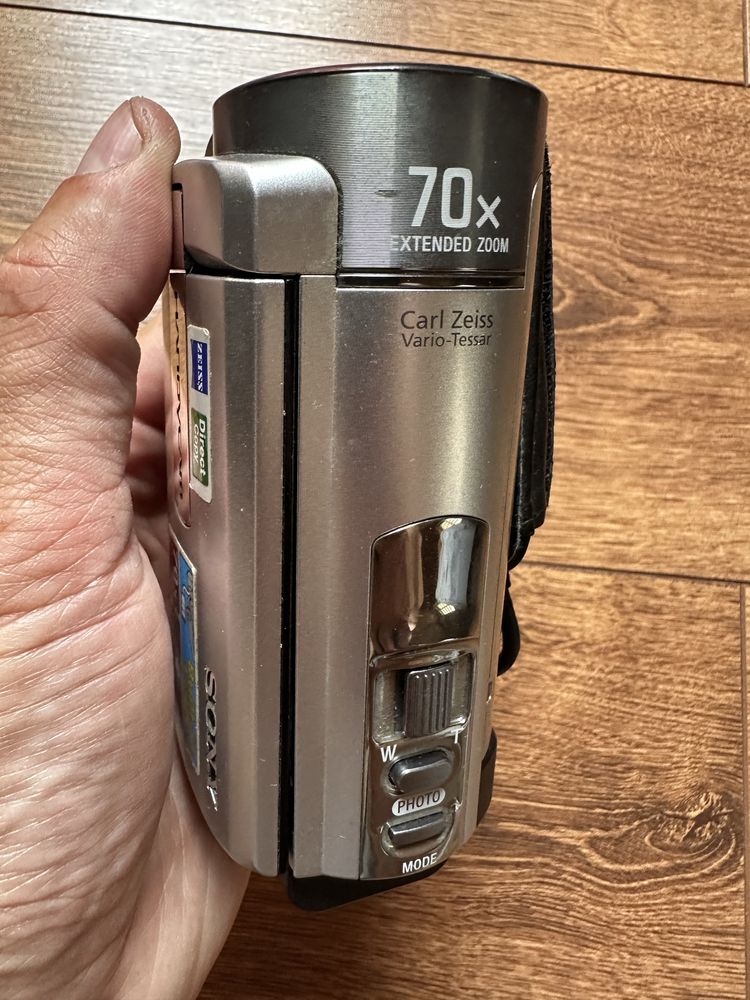 Продам видеокамеру Sony DCR-SX45E.