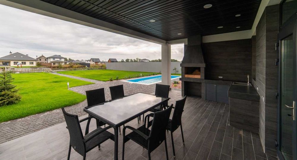 Продам новий будинок на березі озера з бассейном в КГ Міжріччя