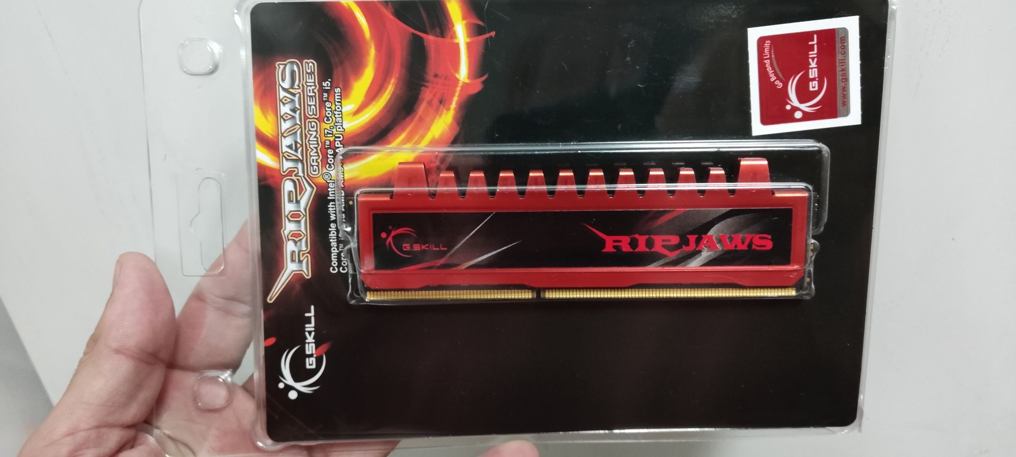 2 x Memória RAM DDR3 - 1066mhz 4GBx1