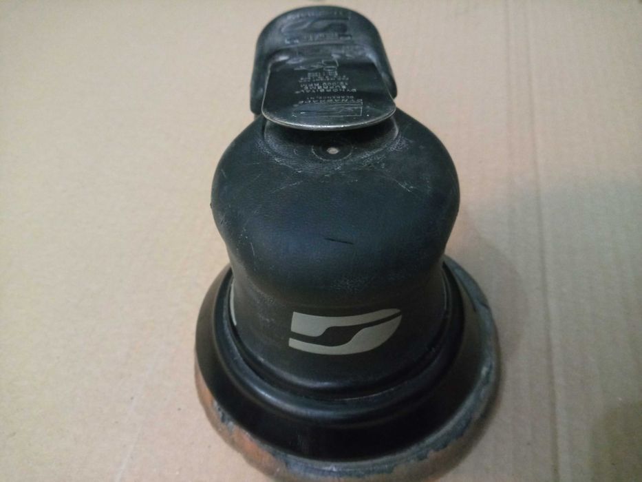 Lombardowski. Pneumatyczna szlifierka oscylacyjna Dynabrade MDL 56815