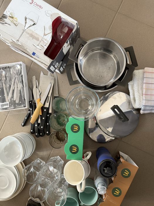 Zestaw naczyń zastawa talerze kubki szklanki sztućce wyposazenie miesz