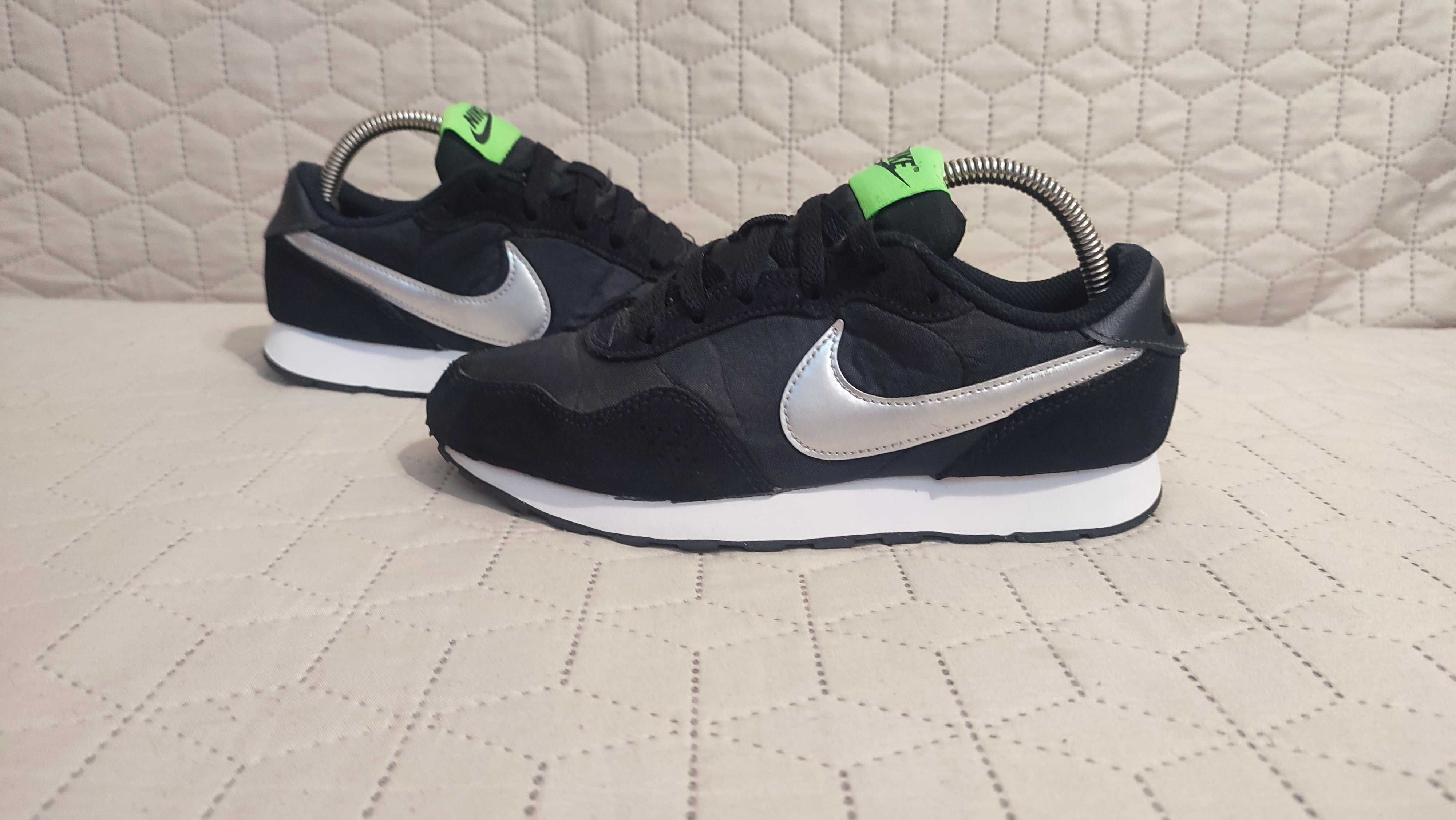 Кросівки NIKE MD Valiant, 37 р., 23,5-24 см