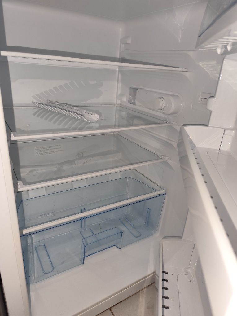 Mini frigorífico Beko TSE1402