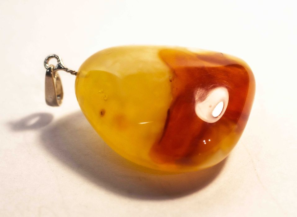 Wisiorek z bursztynu