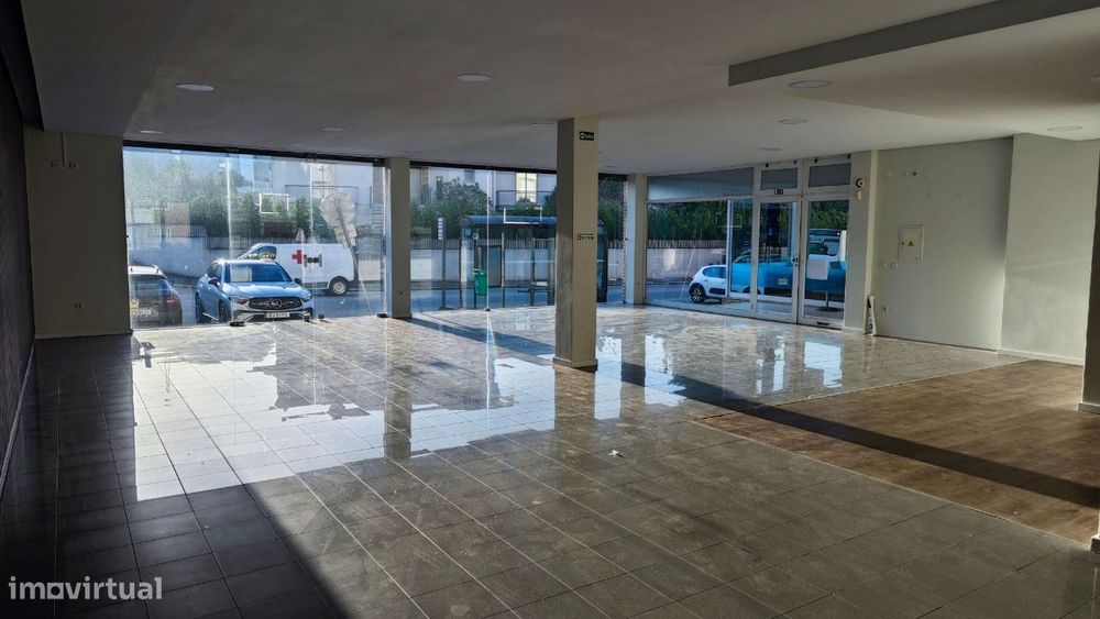 Loja c/muita visibidade - boas montras - 190m2 - Fte à Garagem Arri...