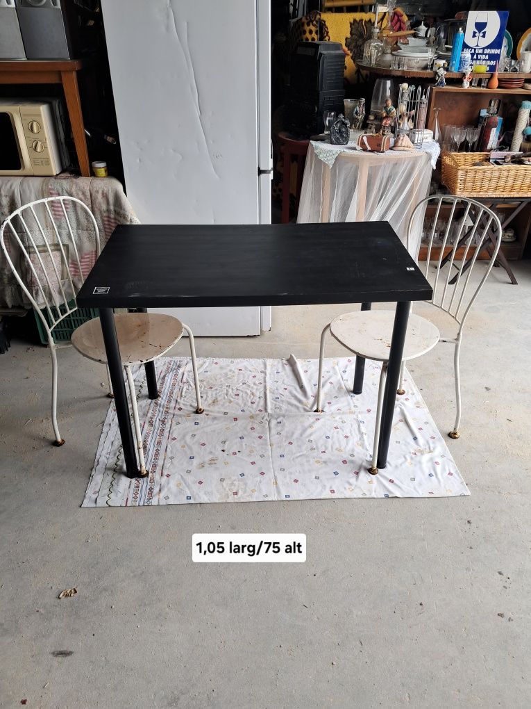Mesa preta ikea de cozinha e duas cadeiras em ferro