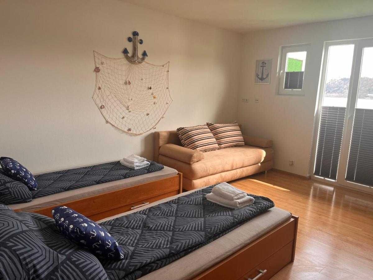 Apartamenty nad jeziorem rożnowskim  z  pomostem