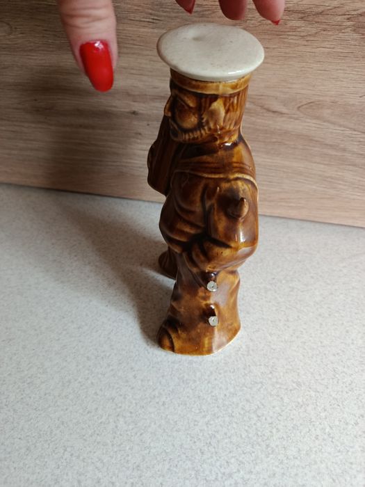 Figurka marynarza z butelką rumu