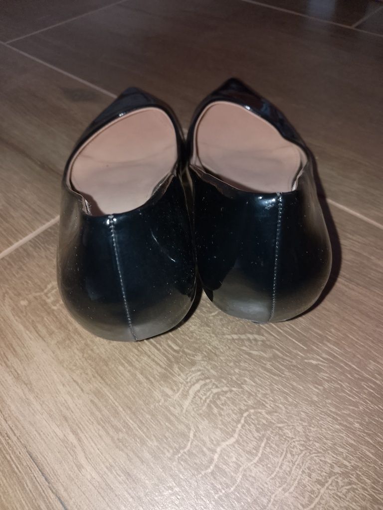 Czarne lakierowane pantofle
