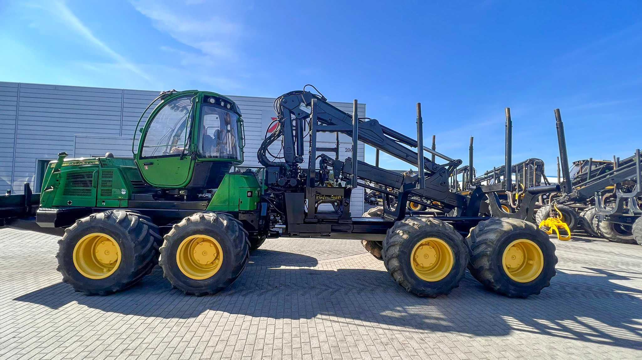 Forwarder John Deere 1210E Z lemieszem rok 2010