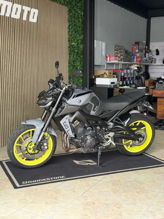 Yamaha MT-09 Night Fluo