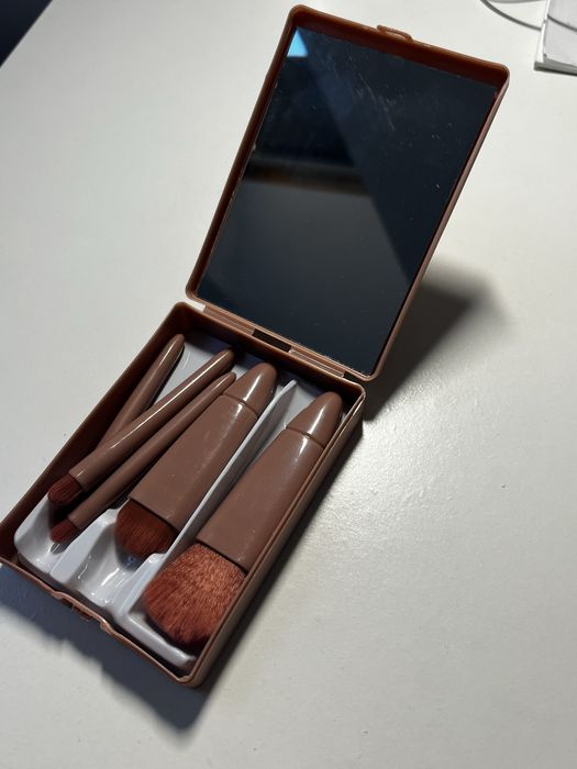 mini zestaw podróżny pędzli do makijażu