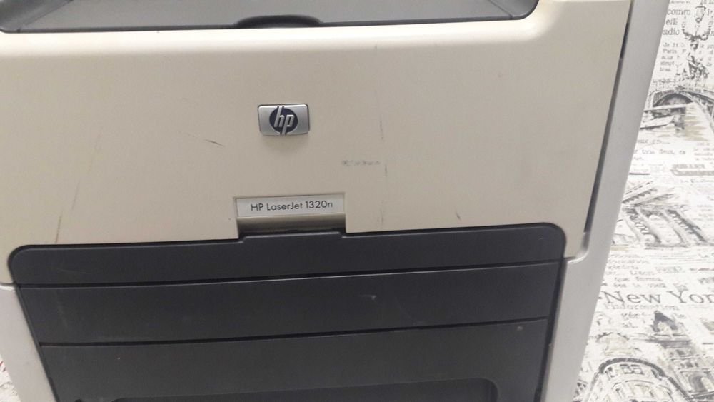 Принтер HP 1320n с дуплексом, сетью и хорошо печатающим картриджем