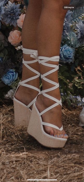 Босоніжки на танкетці гарно сидять на ніжці