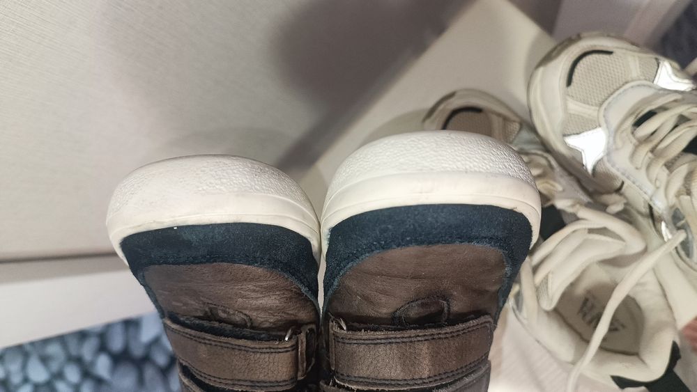 Продам кроссовкт Zara  и Rockport