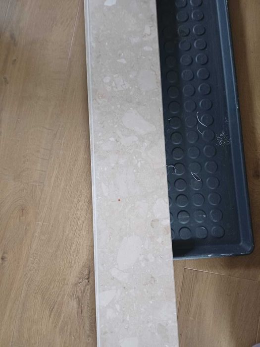 Parapet z jasnego konglomeratu