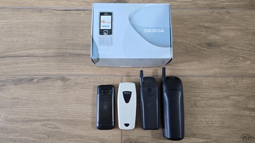 Zestaw 4 starych telefonów Nokia, Motorola