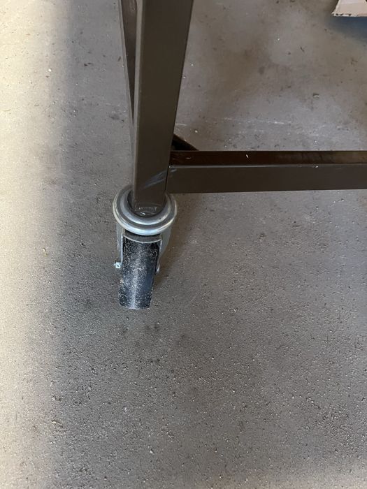 Wozek z koszykiem na kołkach