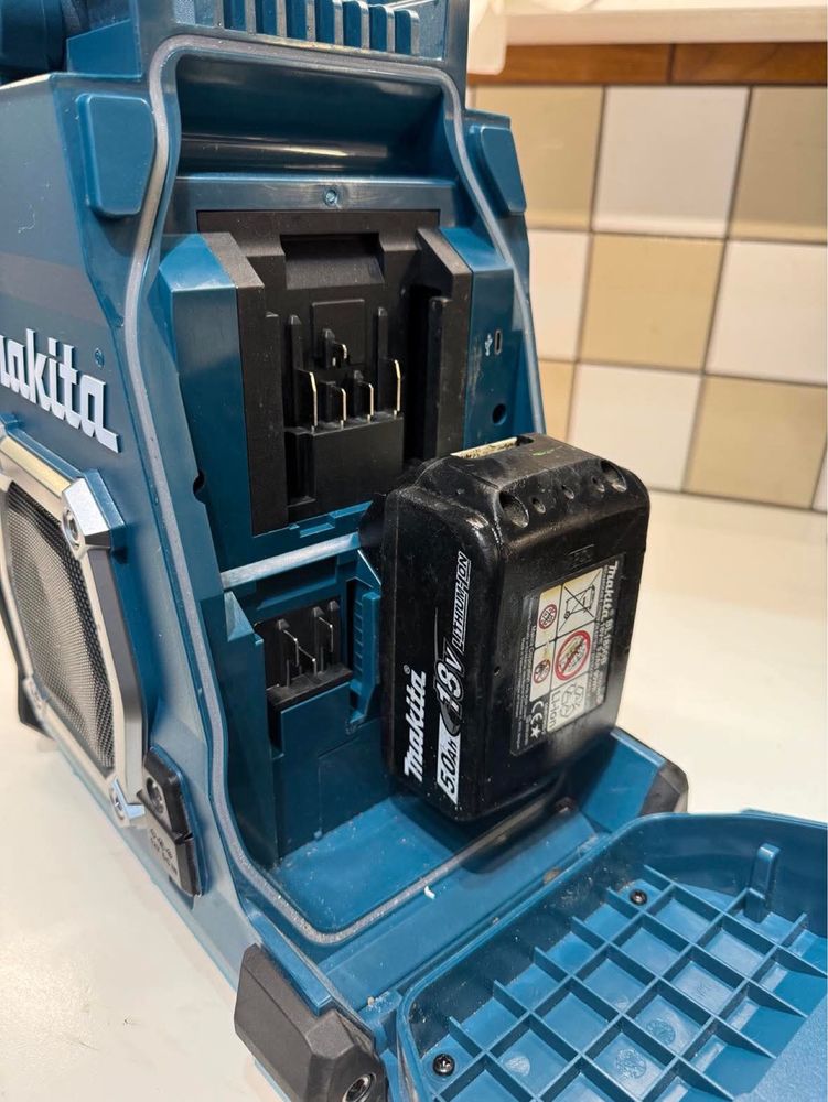 Radio makita dmr003g
