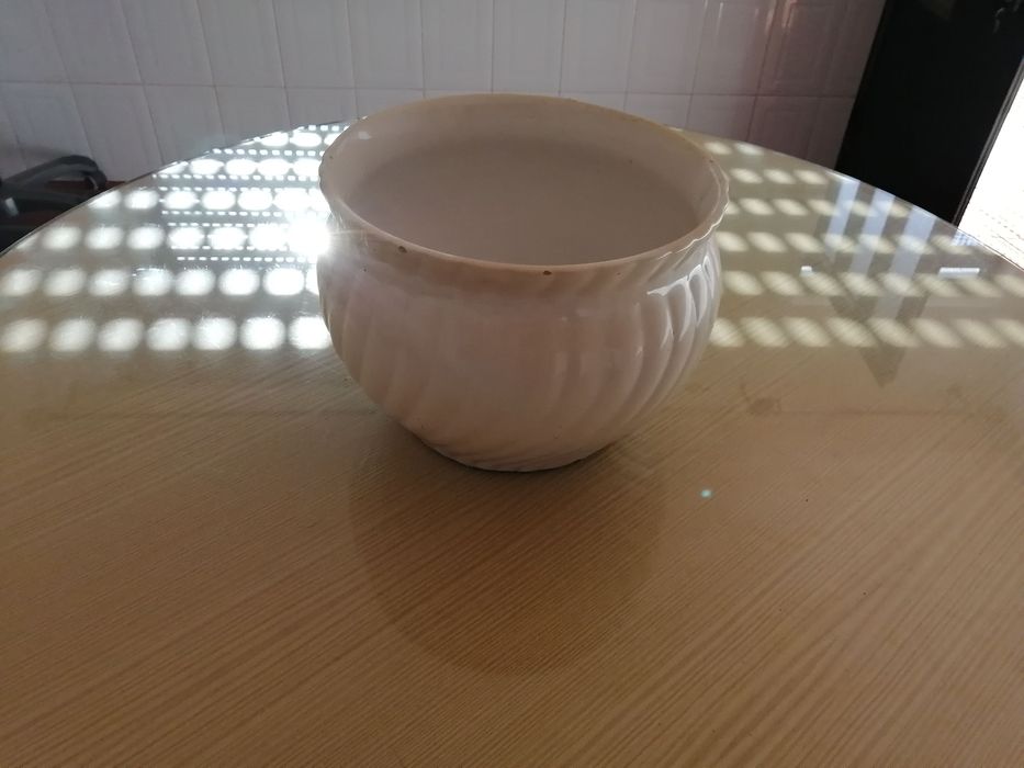 vaso antigo branco de grandes dimensões