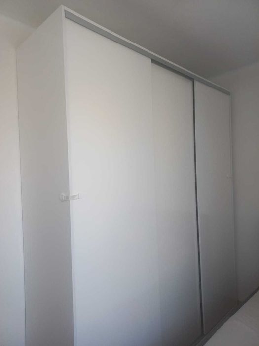 Szafa przesuwna trzydrzwiowa