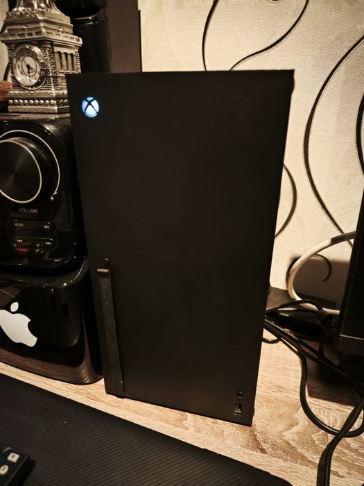 Продам Xbox Series x в идеельном состоянии и много игр