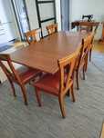 Mesa de madeira extensível com 6 cadeiras
